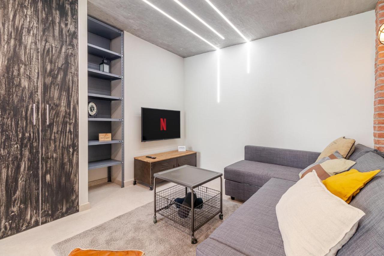 Flatguest Industrial Loft By Marina - Wifi Apartment *